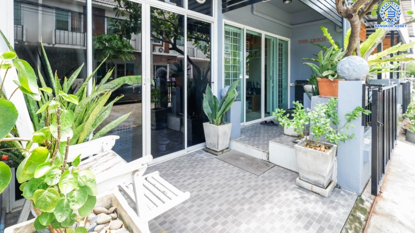 ทาวน์เฮ้าส์มือสองนนทบุรี ม. อารียา  เดอะคัลเลอร์  ติวานนท์-แจ้งวัฒนะ เนื้อที่ 19.70 ตร.ว.  ฟังก์ชันครบ 3 ห้องนอน 2 ห้องน้ำ บ้านตกแต่งใหม่พร้อมแถมเฟอร์นิเจอร์ทั้งหลัง! บรรยากาศร่มรื่น น่าอยู่มาก สภาพแวคล้อมดี บนทำเลที่ดี เดินทางสะดวก เชื่อมต่อถนน ถนนติวานนท์ ,ถนนศรีสมาน ,ถนนสะพานนนทบุรี-บางบัวทอง ใกล้รถไฟฟ้า "สถานีแจ้งวัฒนะ-ปากเกร็ด28" และทางด่วน "แจ้งวัฒนะ"